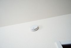 火災による煙や熱を感知して、警報音やブザー等で火災の発生を知らせてくれる火災警報器。