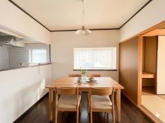 家具はイメージです。対面式キッチンを中心としたリビングダイニング。隣接する和室と合わせると18帖以上の大空間になります。