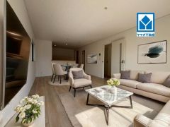 家具はイメージです。リビングは広々とした設計で、家族が集い、寛ぐ暮らしの空間を演出しています。思い思いの時間を過ごしたり、家族みんなで食事をしたり、素敵な団らんの場になりますね。