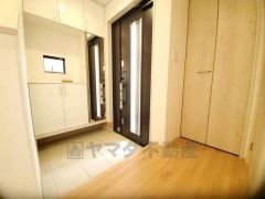 たっぷり収納できるシューズボックスです。家族全員の靴がきれいに整頓できます。棚の上にお花や写真を飾っても良いですね。