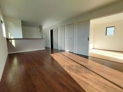 リビングは広々とした設計で、家族が集い、寛ぐ暮らしの空間を演出しています。思い思いの時間を過ごしたり、家族みんなで食事をしたり、素敵な団らんの場になりますね。