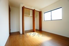 暖かい日差しが差し込む洋室。たっぷり収納できるクローゼット付きでお部屋の中をすっきりと快適に保てます。