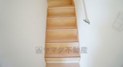 同仕様写真。小さなお子様やご高齢の方でも安心できる、手すり付き階段。段差も低めで設定されており、安全性にも優れています。