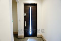 同仕様写真。採光も考えられた明るい玄関です。