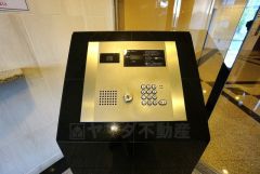 オートロックは、外部の人が自由に建物内に出入りできないため、不審者の侵入防止効果があります。