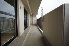 バルコニーは3部屋より出られて便利。暖かな陽射しがたっぷり差し込みます。