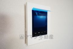 同仕様写真。防犯性、セキュリティ対策に安心できるテレビモニター付きインターフォンです。セールスマン対策にもなり安心できます。