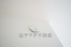 火災発生をいち早く知らせてくれる火災報知器は標準装備です。