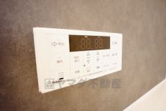 湯量・湯温の設定、そして保温までワンタッチのフルオートバス。便利な追い炊き機能付きです。