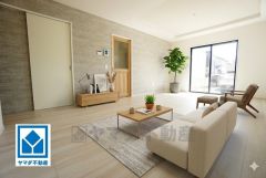 家具はイメージです。リビングは広々とした設計で、家族が集い、寛ぐ暮らしの空間を演出しています。思い思いの時間を過ごしたり、家族みんなで食事をしたり、素敵な団らんの場になりますね。