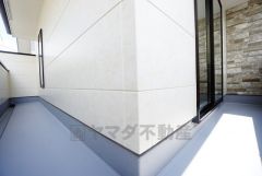 陽当たりの良いバルコニーです。お洗濯やお布団干しはもちろん、日光浴スペースにも。足元は防水工事施工済です。