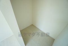 収納力豊富なウォークインクローゼット。洋服や小物などを1箇所にまとめて美しい収納を実現します。
