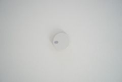 火災報知器が設置されていることで、火災の発生をいち早く感知し、就寝中や留守中でも素早く危険を知らせてくれるため、家族の安全を確保し被害を最小限に抑えられます。