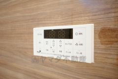 湯量・湯温の設定、そして保温までワンタッチのフルオートバス。便利な追い炊き機能付きです。
