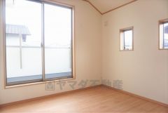 同仕様写真。住む人のこだわりを活かす洋室。日当たりがよく、寝室としての利用もおすすめ。広めのクローゼットには荷物をすっきり片付けられ、ゆとりのある暮らしが出来ます＾＾