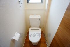 同仕様写真。温水、暖房、ウォシュレット付の高機能トイレです。もちろん各階にトイレがあるので、忙しい朝の混雑を避けることが出来ます。
