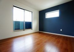 同仕様写真。主寝室としてお使いいただけそうなこちらのお部屋は、日当たりが良く、爽やかな風を感じて起きる朝は、快適生活の始まりに。