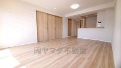 リビングは広々とした設計で、家族が集い、寛ぐ暮らしの空間を演出しています。思い思いの時間を過ごしたり、家族みんなで食事をしたり、素敵な団らんの場になりますね。