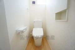 温水洗浄機付トイレです。節水機能もあるので、安心して使えますね。もちろん、1階2階の2ヶ所にトイレがあるので、忙しい朝にもゆとりができますね。