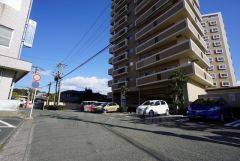 前面道路は広く、車同士がすれ違うスペースが十分にあります。落ち着いた住宅地内で快適な生活を実現してみませんか＾＾