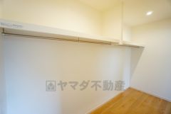 同仕様写真。収納力豊富なウォークインクローゼット。洋服や小物などを1箇所にまとめて美しい収納を実現します。スーツケースのような大型の荷物も置けます＾＾