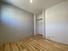 明るい洋室です。ナチュラル色のフローリングで開放的な優しい雰囲気になっています＾＾ベッドや机、ＴＶを置いてもゆとりのある広さです。