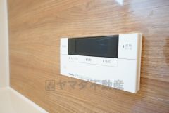 同仕様写真。湯量・湯温の設定、そして保温までワンタッチのフルオートバス。便利な追い炊き機能付きです。