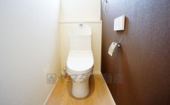 同仕様写真。温水洗浄機付トイレです。節水機能もあるので、安心して使えますね。もちろん、1階2階の2ヶ所にトイレがあるので、忙しい朝にもゆとりができますね。