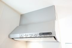 お手入れが簡単なスリム型レンジフードです。調理により発生する油煙や臭いを吸い込み、屋外へ排気してくれます。