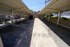 広いバイク置場も確保。エントランスの外まで管理が行き届いた綺麗なマンションです。