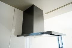 お手入れが簡単なスリム型レンジフードです。調理により発生する油煙や臭いを吸い込み、屋外へ排気してくれます。