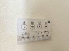 壁リモコンタイプのウォシュレット付き。すっきりした見た目で、トイレ奥の掃除もしやすいです。