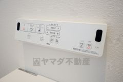 壁リモコンタイプのウォシュレット付き。すっきりした見た目で、トイレ奥の掃除もしやすいです。