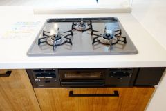 同時にたくさんの料理が調理できる3口コンロ。長時間熱を通しておきたい煮込み料理を作りながら、炒め物など同時進行で進められます。
