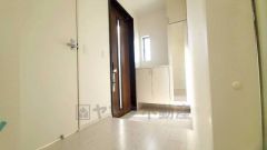 採光も考えられた明るい玄関です。棚の上にお花や写真を飾っても良いですね。