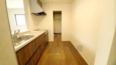 カウンタートップは耐熱性に優れており、日ごろのお掃除もふき取るだけでＯＫ。ステンレスシンクも簡単にお掃除できますよ。