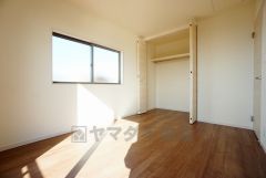 同仕様写真。住む人のこだわりを活かす洋室。日当たりがよく、寝室としての利用もおすすめ。広めのクローゼットには荷物をすっきり片付けられ、ゆとりのある暮らしが出来ます＾＾