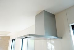 コンロ上には換気扇完備＾＾すぐ横に小窓が設けられているので、換気扇と合わせてWで換気できます＾＾