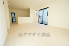 大きな窓のあるリビングは、陽光あふれる明るい空間です。居心地良く、ご家族皆がゆったり寛げる憩いの空間となりそうです。