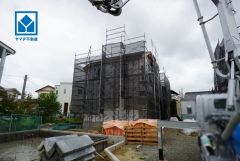 現地（2026年9月8日）撮影。2号棟。閑静な住宅街に佇む新築戸建、スーパーや小学校が徒歩圏内。子育てファミリーに嬉しい立地、家族で安心して暮らせる住まい。