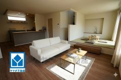 家族が集まる開放的なリビング。思い思いの時間を過ごしたり食事をしたり、素敵な団らんの場になりますね。家具はCGによるイメージ画像です。