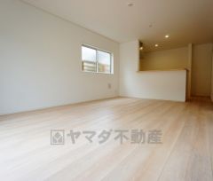 同仕様写真。家族が集まる開放的なリビング。思い思いの時間を過ごしたり、家族みんなで食事をしたり、素敵な団らんの場になりますね＾＾