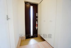 玄関ドアはスリットの入ったタイプを採用。明るい玄関を確保しています＾＾大容量のシューズボックスも完備しているので、キレイな玄関を保てますね＾＾
