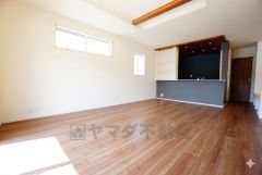 大きな窓のあるリビングは、陽光あふれる明るい空間です。居心地良く、ご家族皆がゆったり寛げる憩いの空間となりそうです。