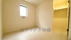 暖かい日差しが差し込む洋室。たっぷり収納できるクローゼット付きでお部屋の中をすっきりと快適に保てます。