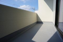 広々としたバルコニー。 天気のいい日にはお布団もまとめて干せそうですね＾＾ 陽当たり、風通し良好です＾＾