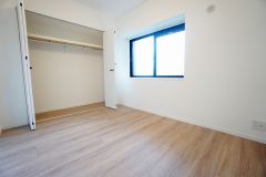 住む人のこだわりを活かす洋室。日当たりがよく、寝室としての利用もおすすめ。広めのクローゼットには荷物をすっきり片付けられ、ゆとりのある暮らしが出来ます＾＾