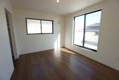 同仕様写真。ご夫婦お二人のプライベートシーンを演出する寝室は、大容量のウォークインクローゼット付き。