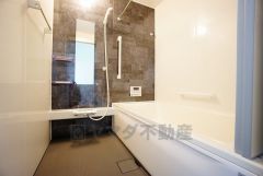 1日の疲れを癒すくつろぎのバスルーム。足を伸ばしてもゆったりと入れるサイズです。お子様と一緒にお風呂に入っても狭くないですね^^