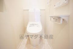 温水洗浄機付トイレです。節水機能もあるので、安心して使えますね。もちろん、1階2階の2ヶ所にトイレがあるので、忙しい朝にもゆとりができますね。